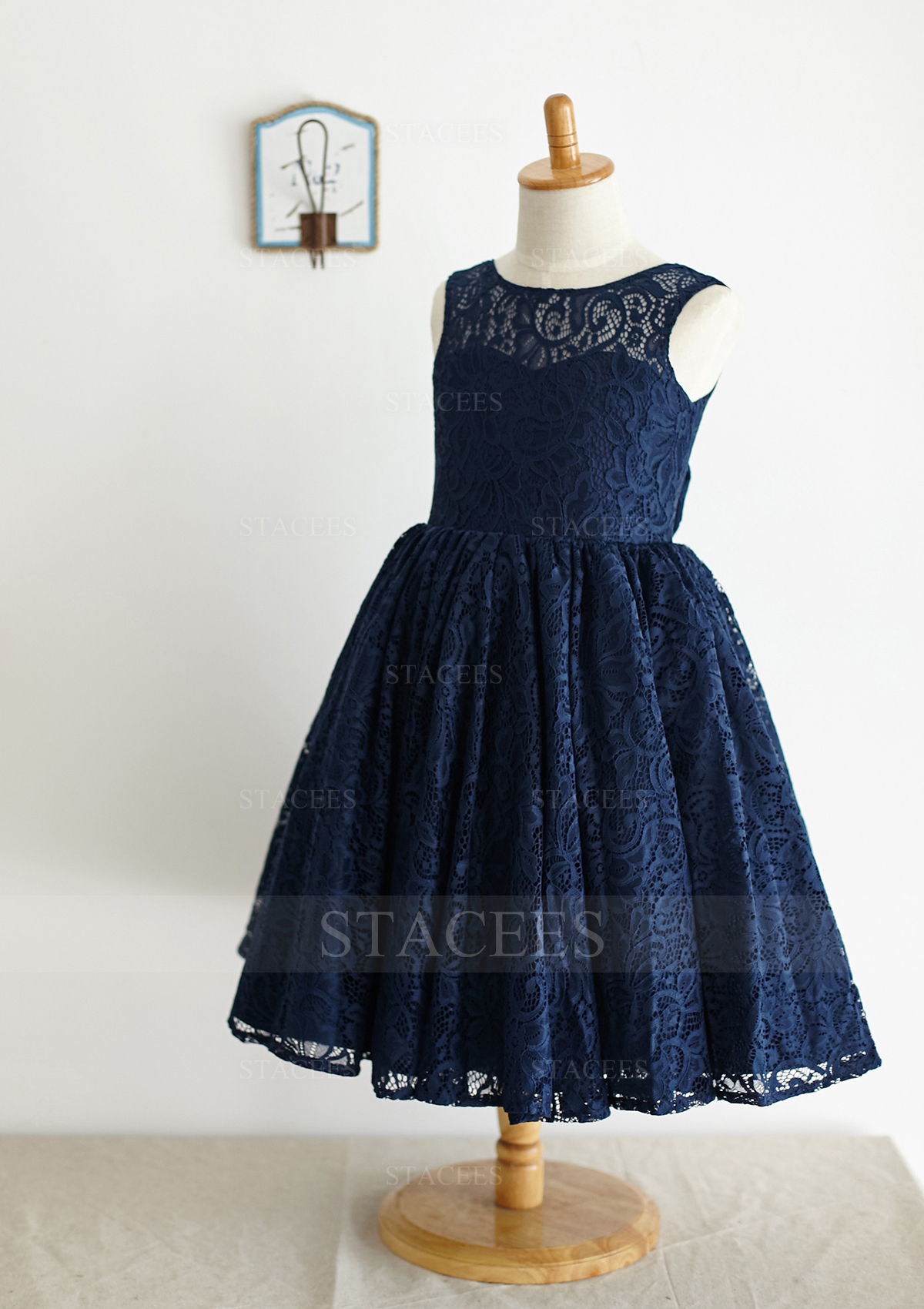 Trapèze/Princesse scoop longueur genou dentelle robe de fille de fleur avec noeud papillon