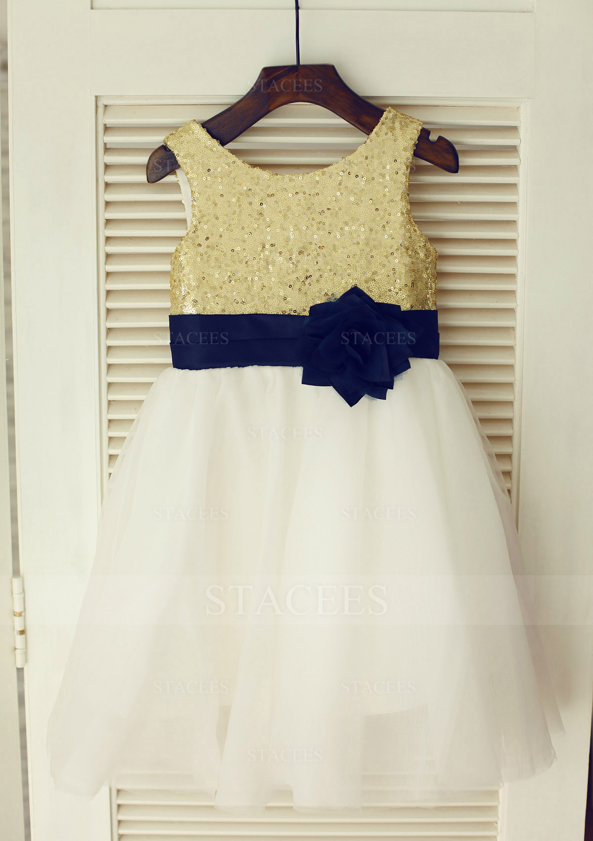 A-line/Princess Tulle Sequined Knee-Length Scoop Neck Flower Girl Dress With Flowers