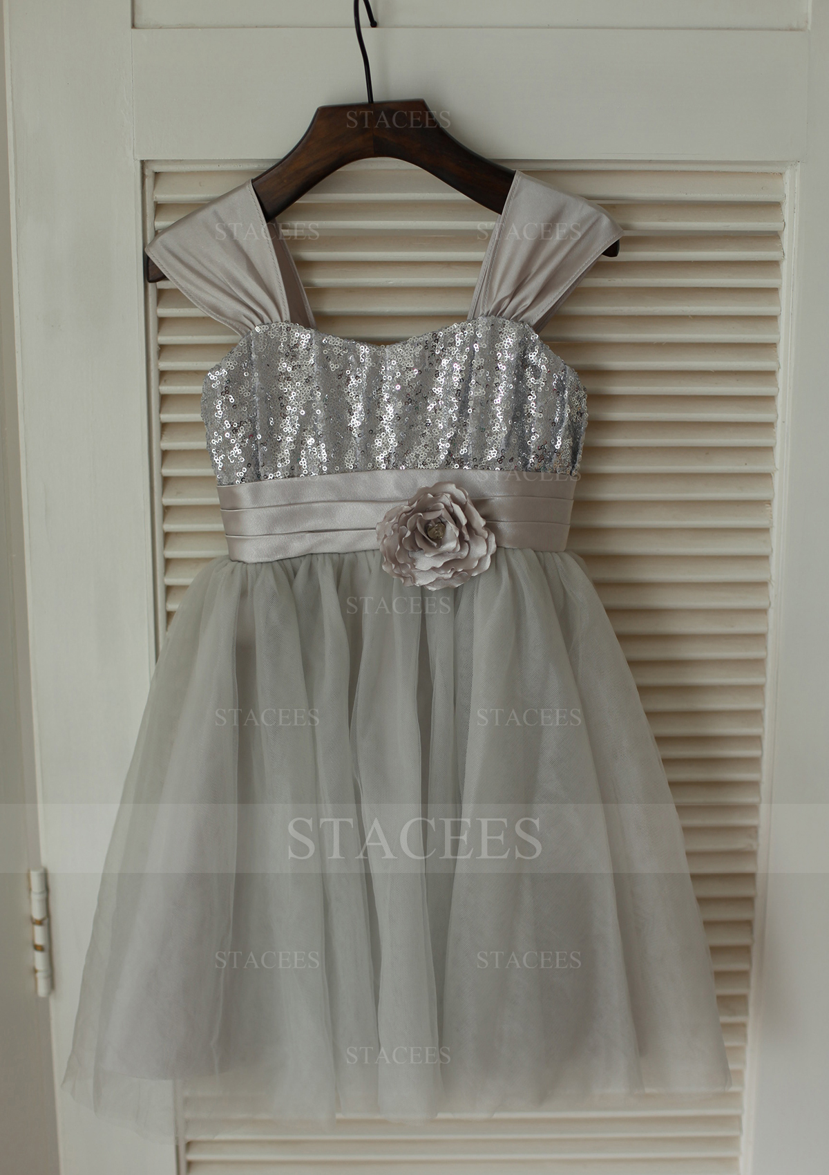 A-line/Princess Sweetheart Knee-Length Tulle Sequined Flower Girl Dress With Bowknot Flowers