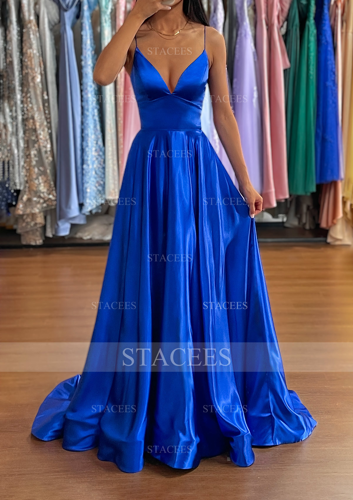 Robe trapèze col en v charmeuse traîne balayage robe de bal