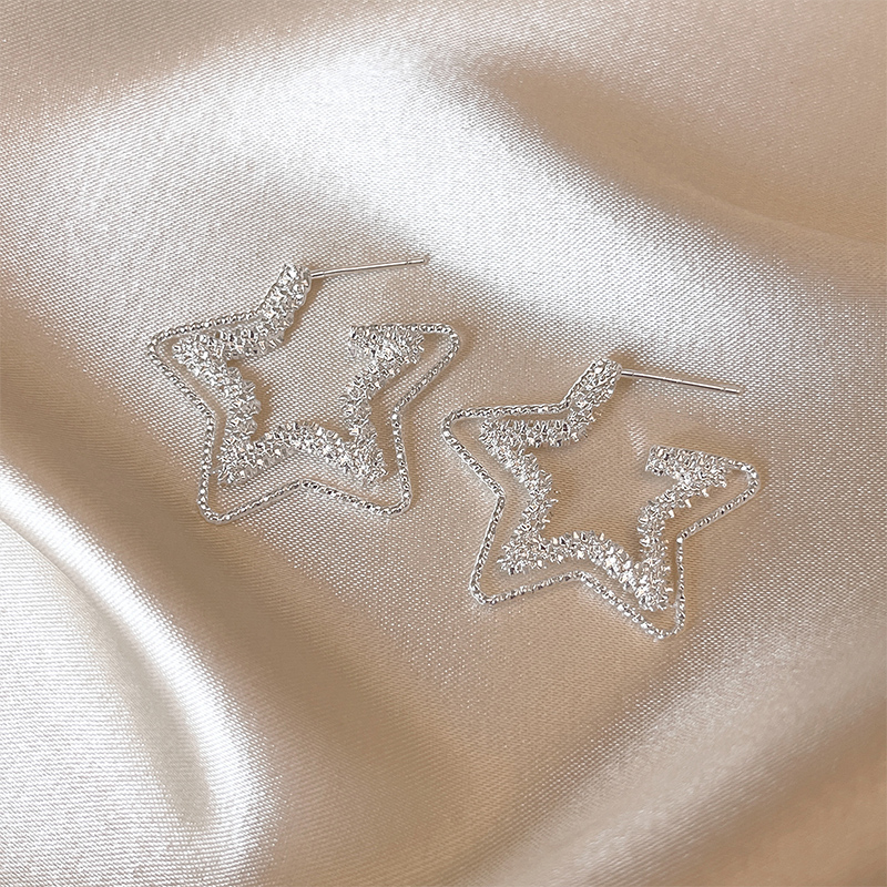 Pendientes básicos y bonitos de aleación en forma de estrella para mujer