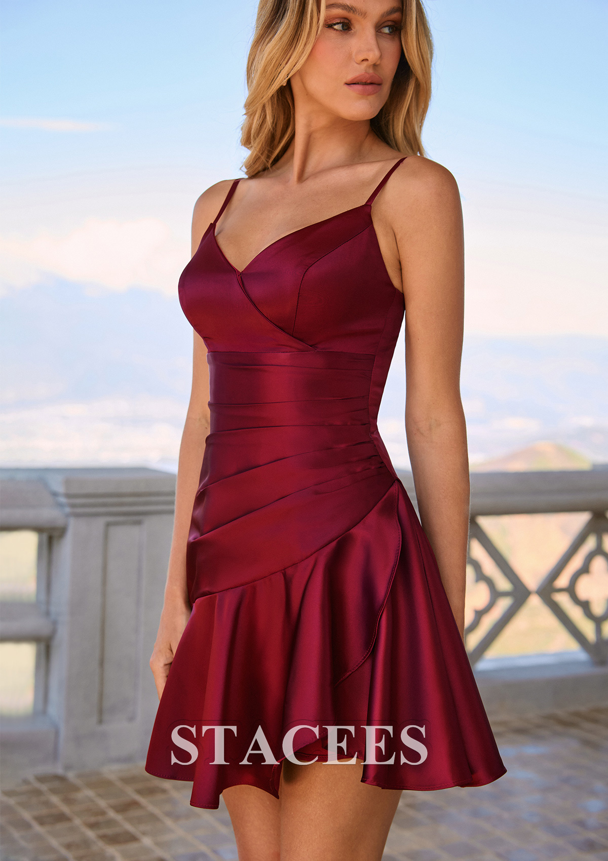 Bordeaux Trapèze col en v satin courte/mini robe de fête de la rentré avec plissé - STACEES