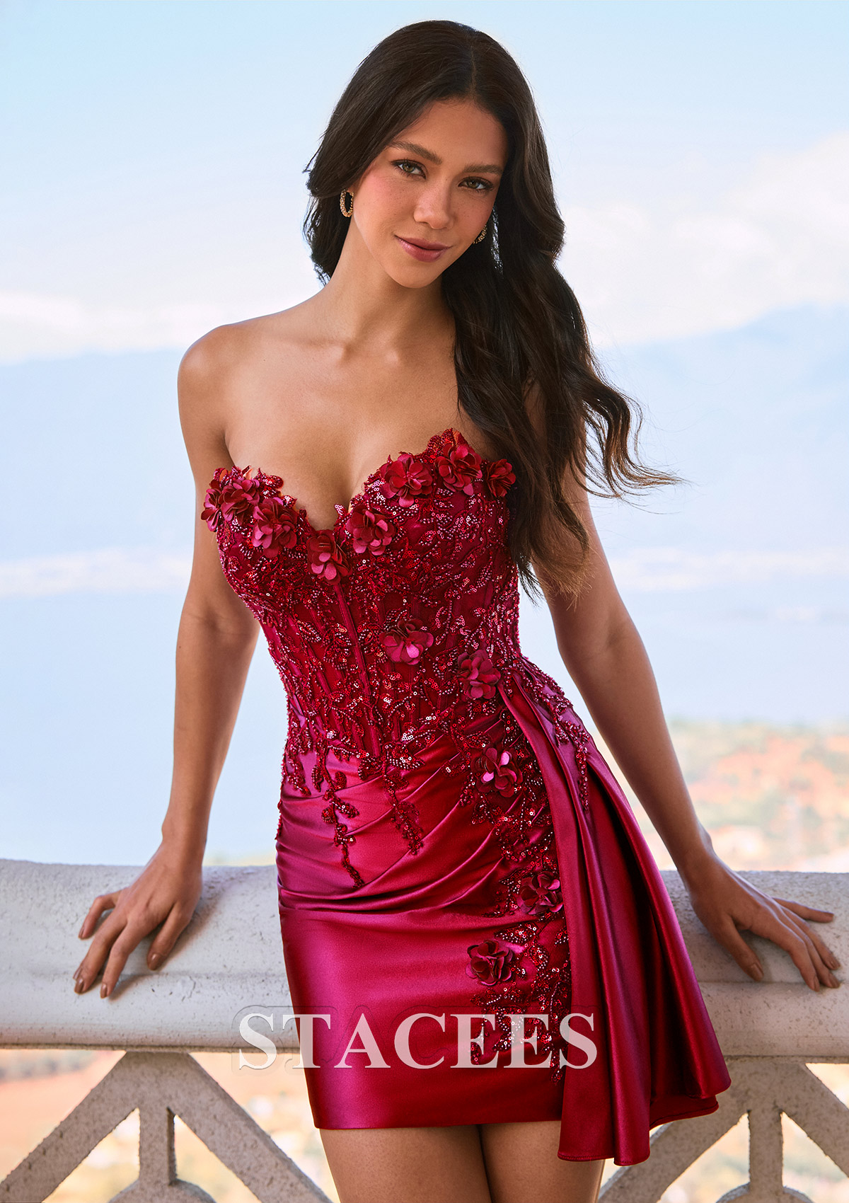 Bordeaux Fourreau col en v satin soyeux courte/mini robe de fête de la rentré avec fleurs paillettes drapé latéral - STACEES