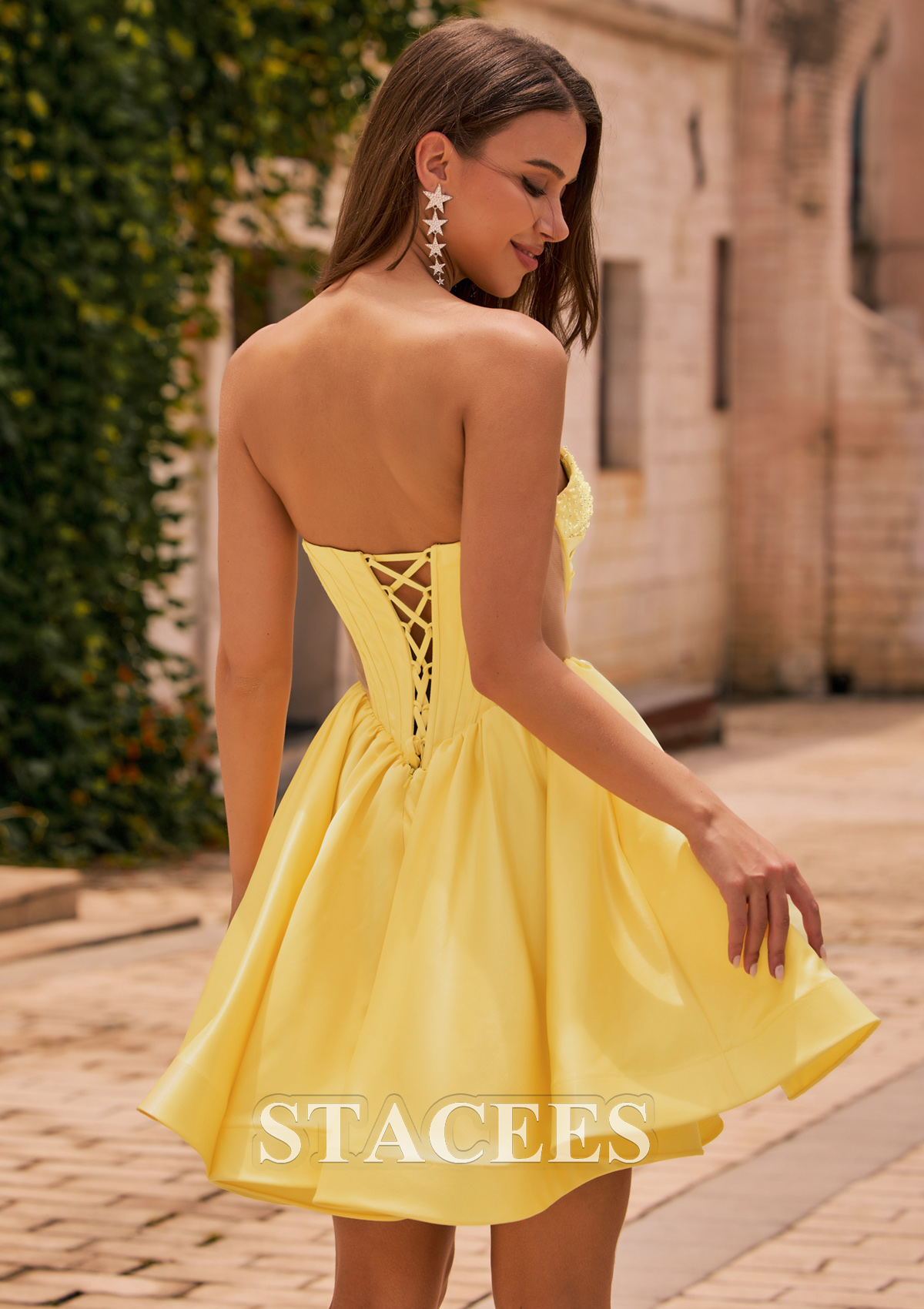 Jonquille Robe trapèze cache coeur satin courte/mini robe de fête de la rentrée avec perles trou de serrure - STACEES