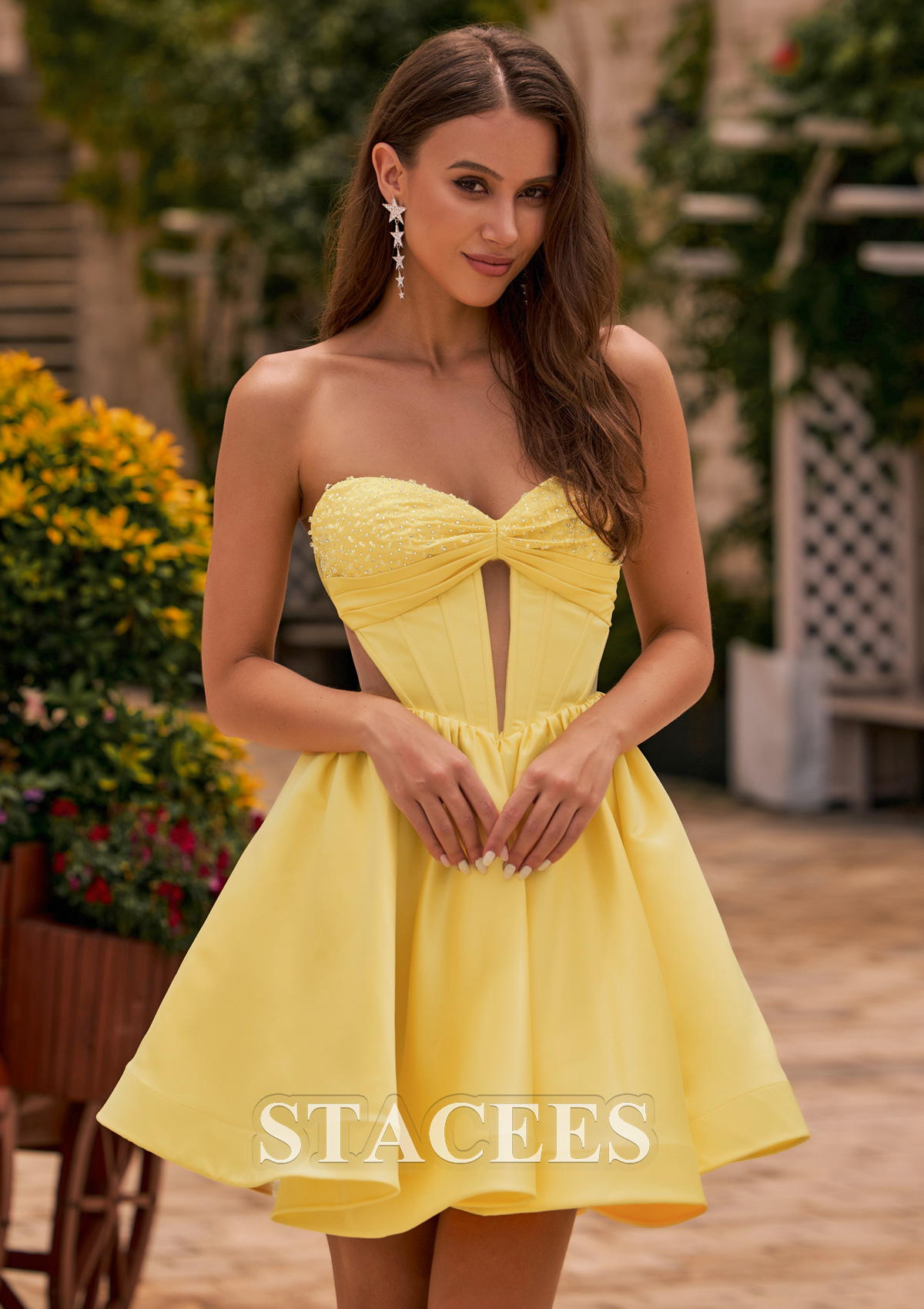 Jonquille Robe trapèze cache coeur satin courte/mini robe de fête de la rentrée avec perles trou de serrure - STACEES