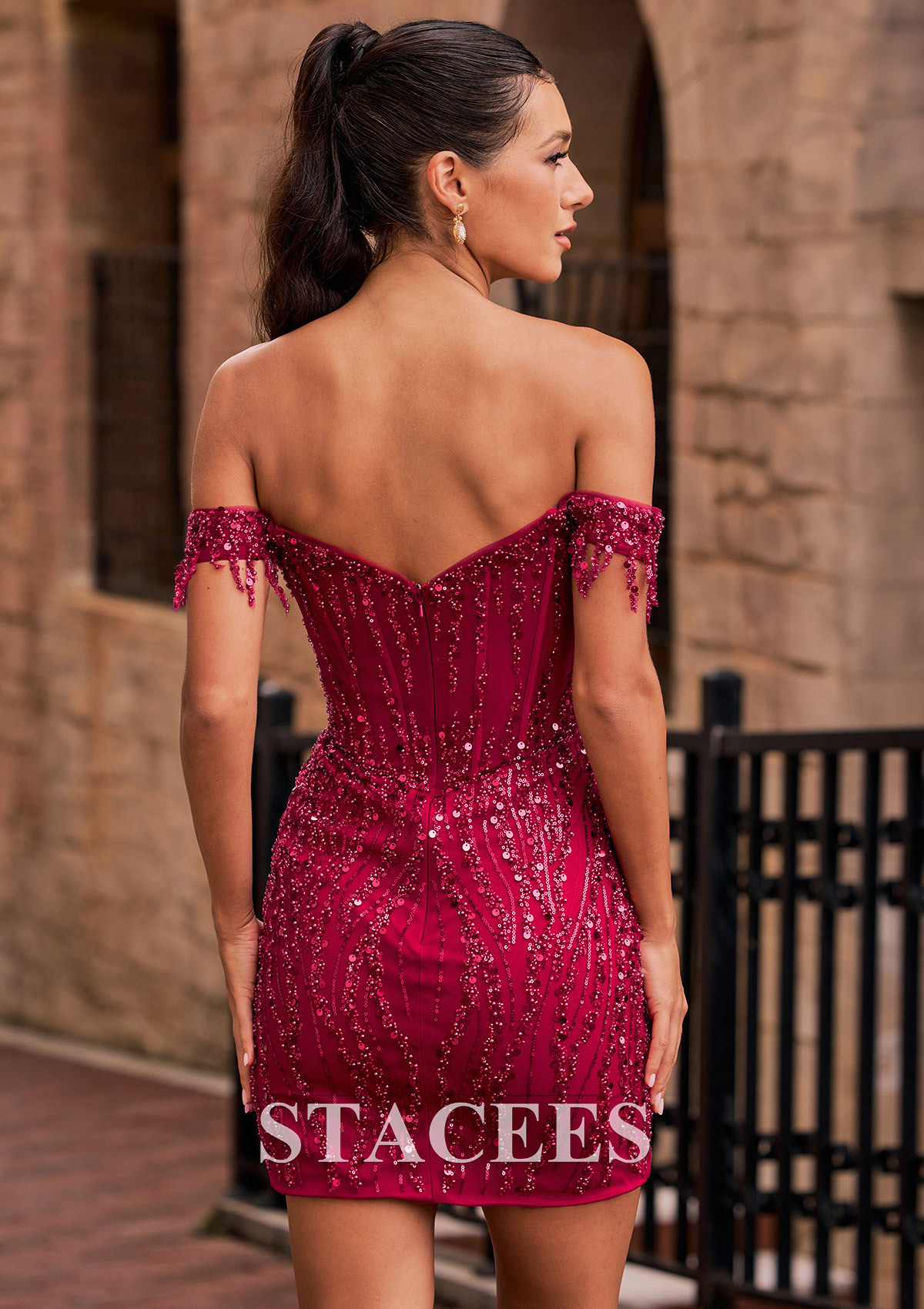 Bordeaux Fourreau épaule dénudée paillettes courte/mini robe de fête de la rentrée avec perles frange - STACEES