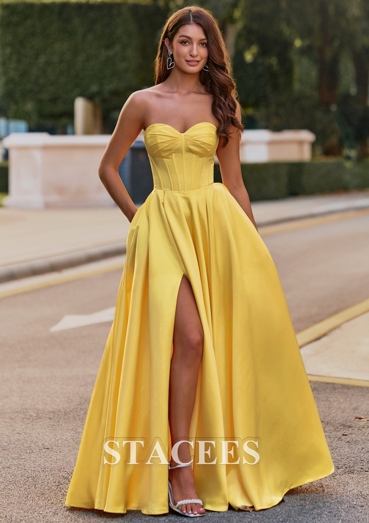 Jonquille Trapèze cache coeur satin longueur ras du sol robe de bal avec plissé poches fendue - STACEES