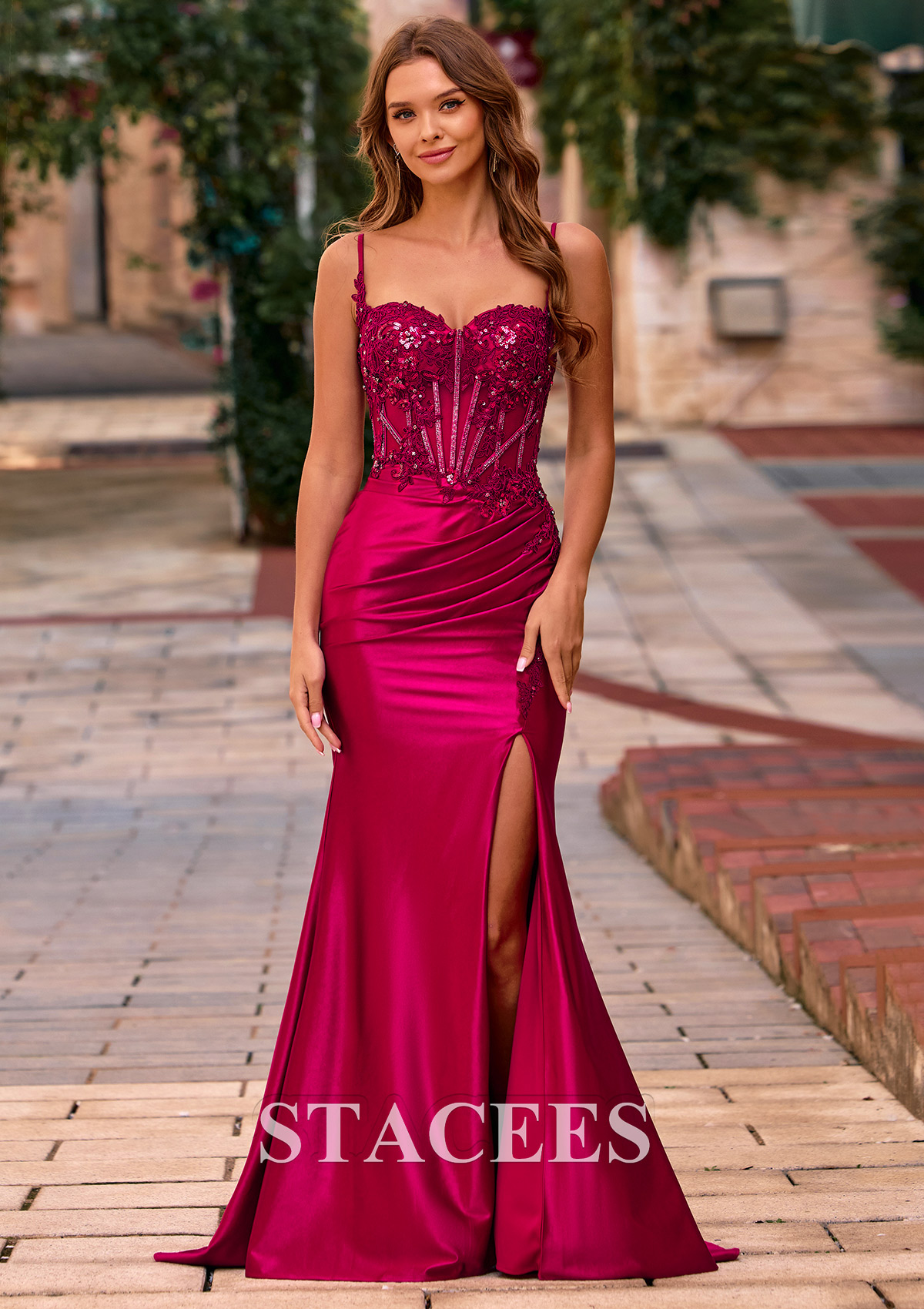 Bordeaux Fourreau col en v soie comme du satin traîne balayage robe de bal avec plissé paillettes fendue - STACEES