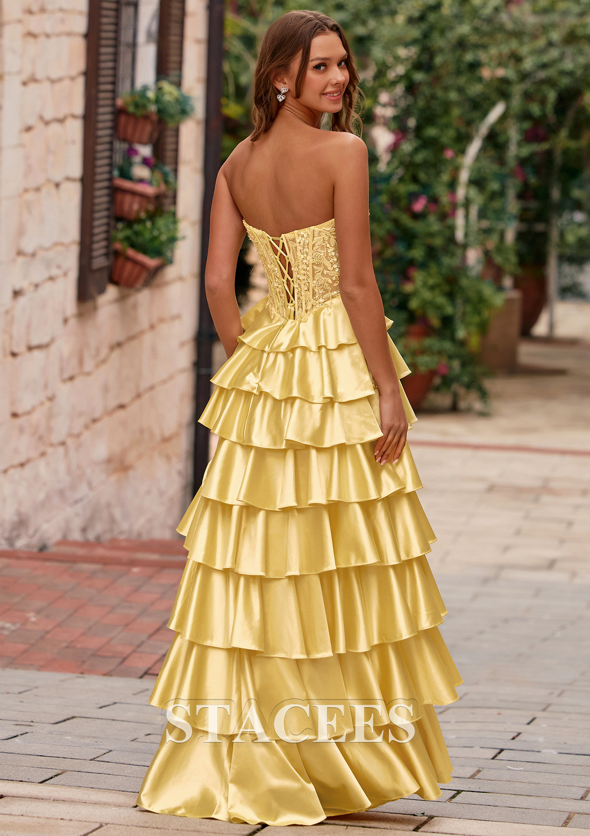 Jonquille Trapèze cache coeur soie comme du satin longueur ras du sol robe de bal avec appliqué volants - STACEES