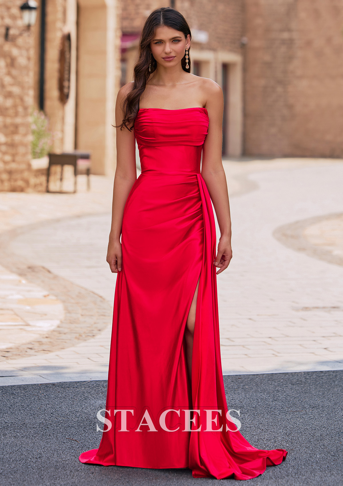 Rouge Fourreau carrée soie comme du satin traîne balayage robe de bal avec plissé drapé latéral - STACEES