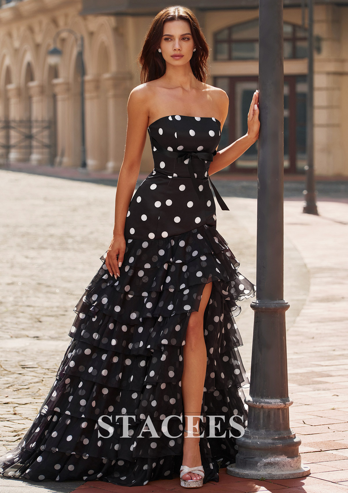 Noir Blanc Trapèze scoop mousseline longueur ras du sol robe de bal avec volants fendue noeuds papillons - STACEES