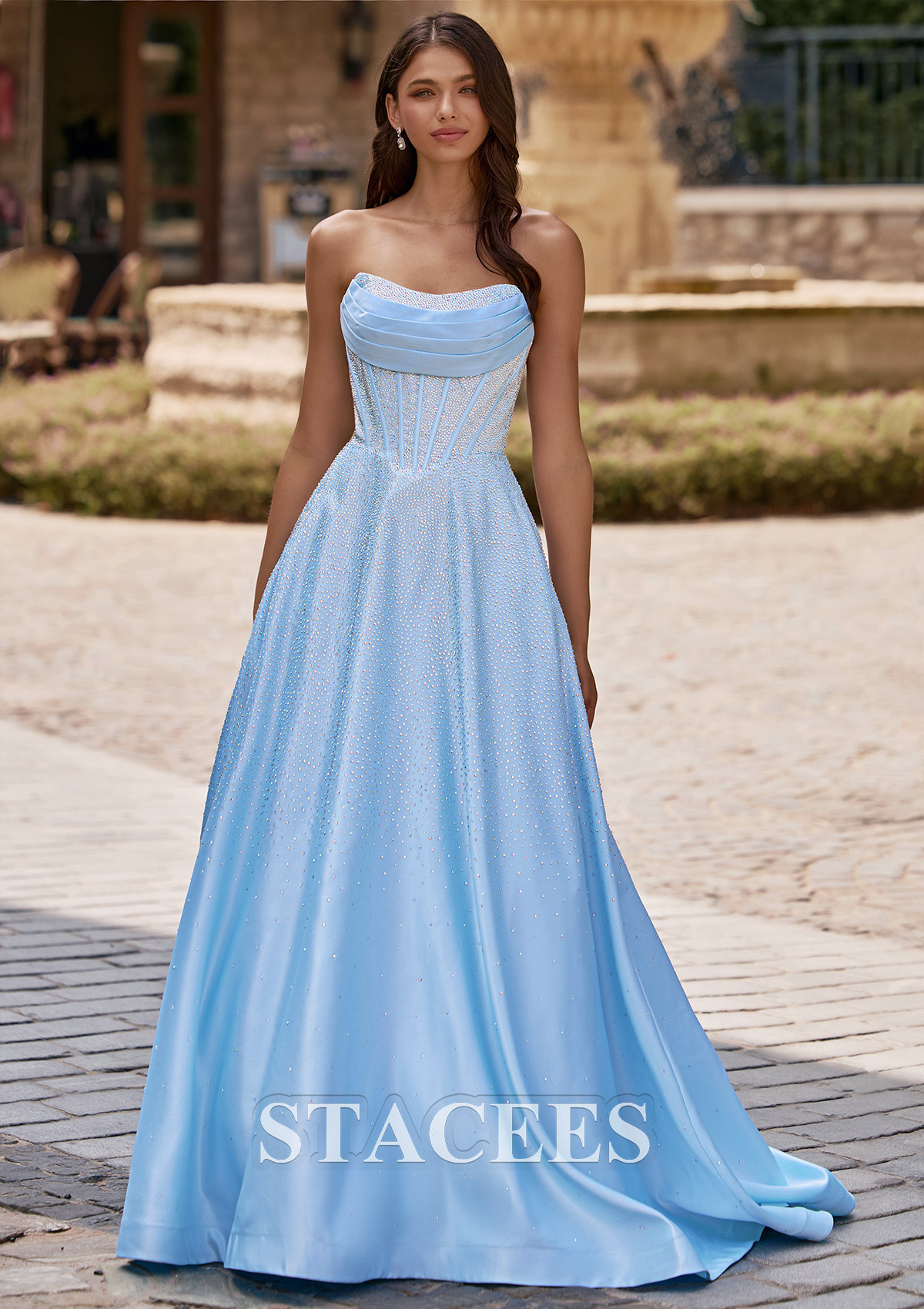Bleu Ciel Trapèze scoop satin longueur ras du sol robe de bal avec strass thermocollant plissé poches - STACEES