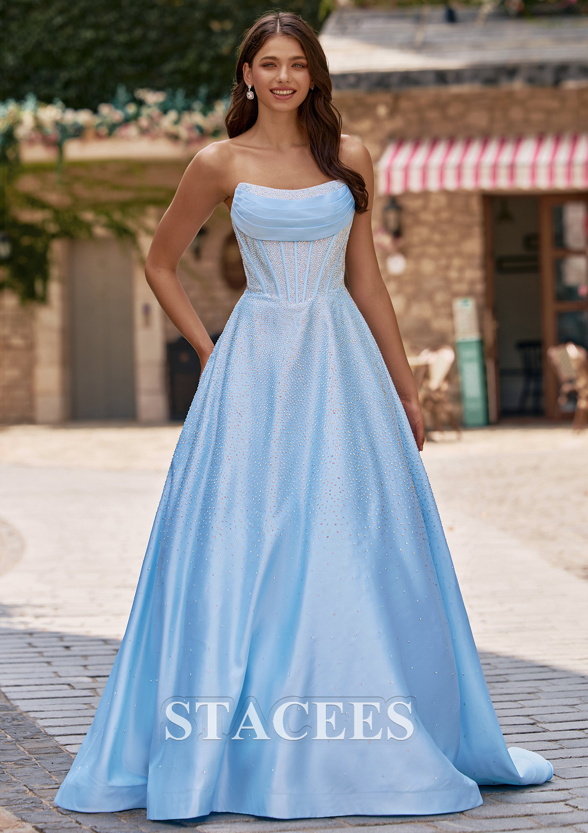 Bleu Ciel Trapèze scoop satin longueur ras du sol robe de bal avec strass thermocollant plissé poches - STACEES